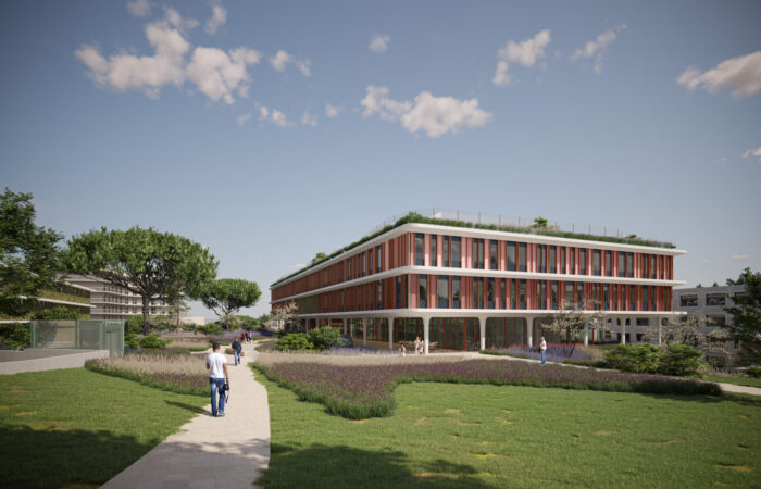 Centre Hospitalier à Antibes vu depuis un parc environnant, mettant en avant l'intégration du bâtiment de santé dans le paysage urbain, conçu par A26 avec un focus sur l'accessibilité et la sécurité hospitalière.
