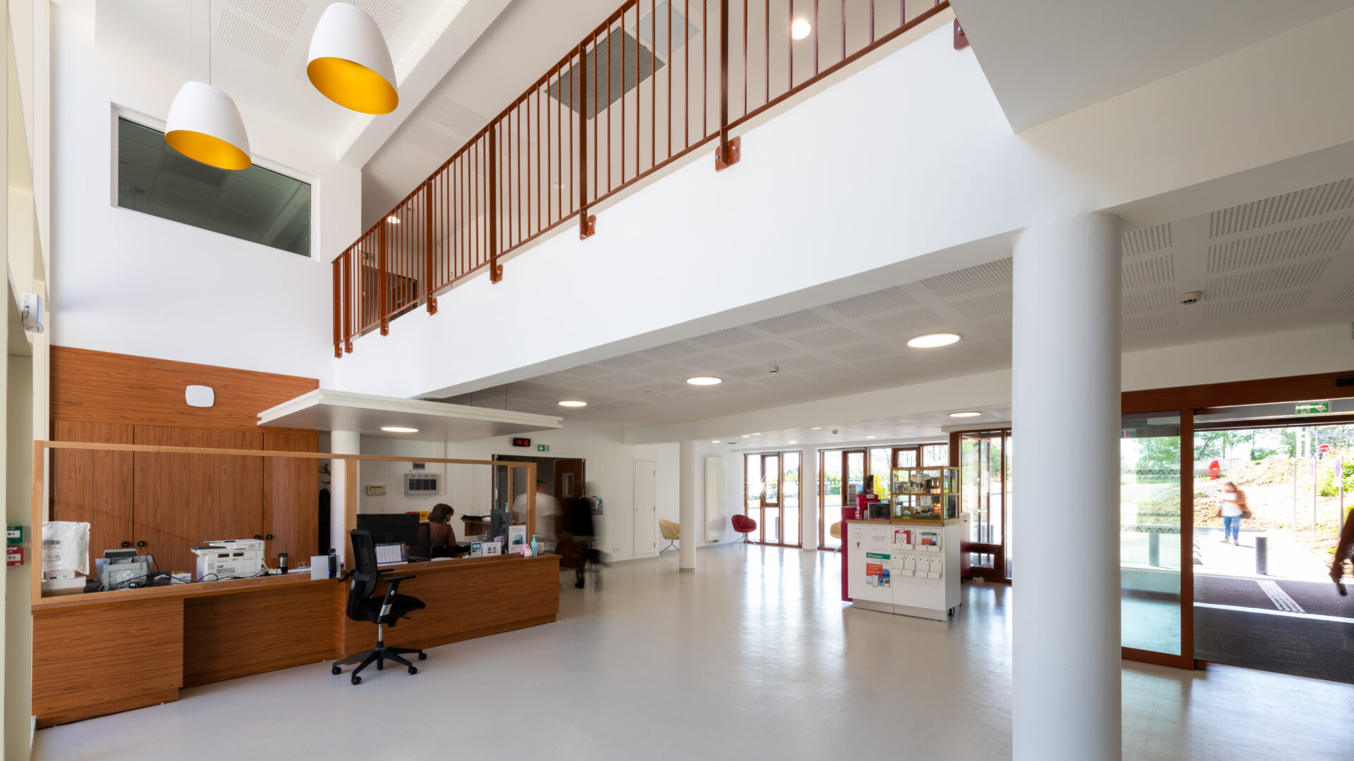Hall d'accueil lumineux et accueillant du Centre Hospitalier de Douarnenez, démontrant l'engagement d'A26 pour des espaces de soins optimisés et un design intérieur qui favorise le bien-être des patients et du personnel.
