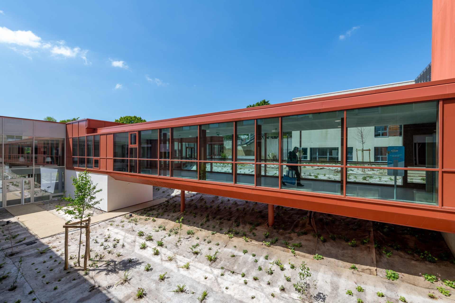 Passerelle extérieure du Centre Hospitalier de Douarnenez qui met en évidence la conception hospitalière et l'ergonomie, reflétant l'expertise d'A26 dans la création d'infrastructures médicales centrées sur l'accessibilité