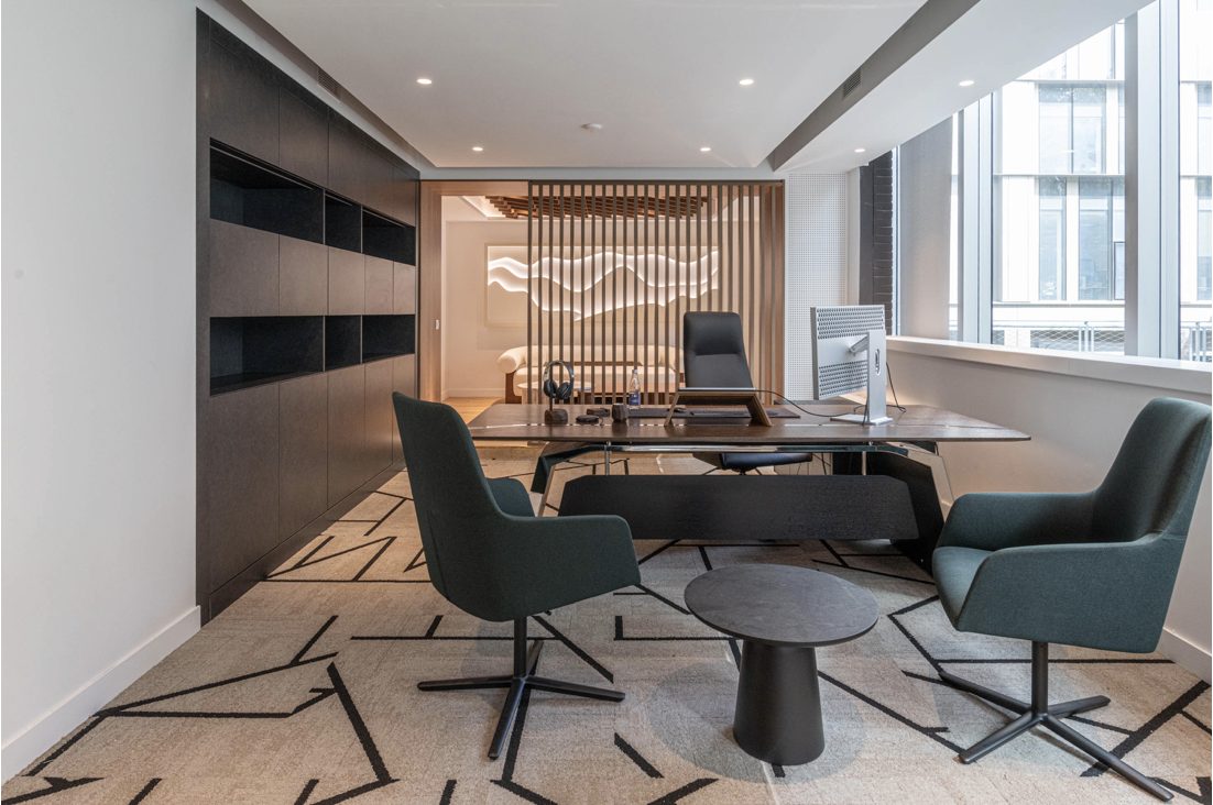 Conception par A26 Architectures d'une salle de formation spacieuse, mettant en avant la polyvalence et la réversibilité architecturale d'un espace de bureau transformé à des fins éducatives, soulignant une approche innovante centrée sur l'étudiant