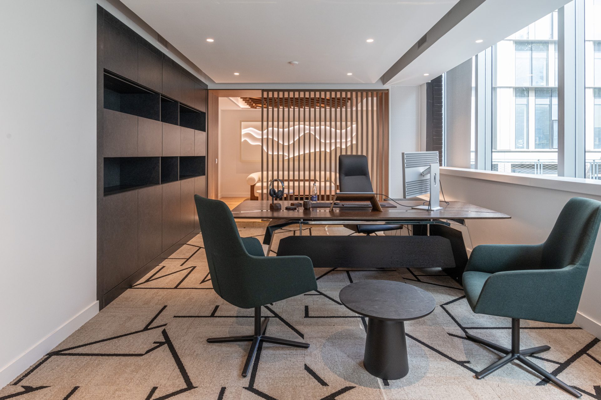 Bureau exécutif moderne avec des séparateurs en bois et un éclairage doux, démontrant l'approche d'A26 en matière de design d'espace de bureau